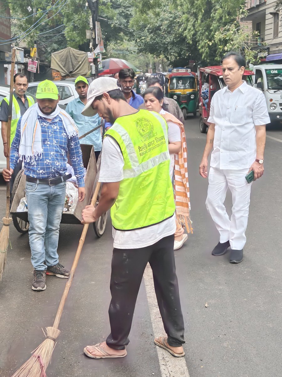 RAHUL980054's tweet photo. आपकी सेवा मेरा विश्वास
#मेरा_वार्ड_मेरा_परिवार
सभी रोगों की एक दवाई
क्षेत्र में रखों साफ़ सफाई
सफाई अभियान- डोरीवालान गौशाला रोड करोल बाग वार्ड 83
#ward83 #karolbagh #करोलबाग
#AAPDelhi #mcddelhi
निगम पार्षद श्रीमती
उर्मिला महेंद्र गौतम जी
करोल बाग वार्ड 83 https://t.co/Thj6yg1VMl