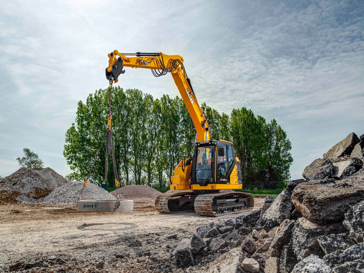 EarthmoversMag's tweet image. #JCB has pulled out the stops at #Hillhead2024. The British manufacturer has unveiled a brand new 145XR with 27% shorter tailswing than a conventional 140X, plus safety-enhancing AI technology, and new generator powered by a JCB hydrogen combustion engine.  

--- 
#Earthmovers