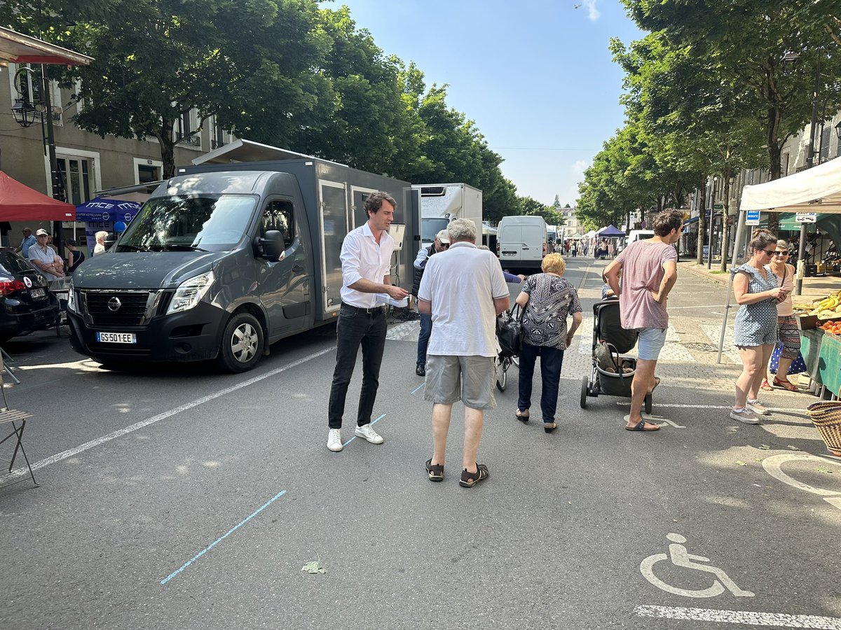CH_Gallois's tweet photo. Tractage sur le marché de Cosne !

On ne lâche rien !

#Circo5801 https://t.co/51LDtV9eFZ