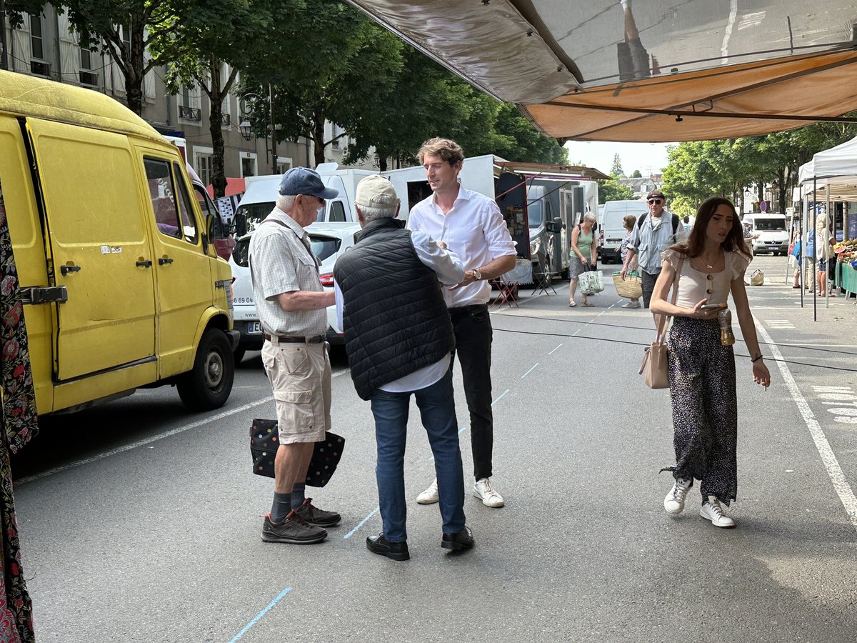CH_Gallois's tweet photo. Tractage sur le marché de Cosne !

On ne lâche rien !

#Circo5801 https://t.co/51LDtV9eFZ