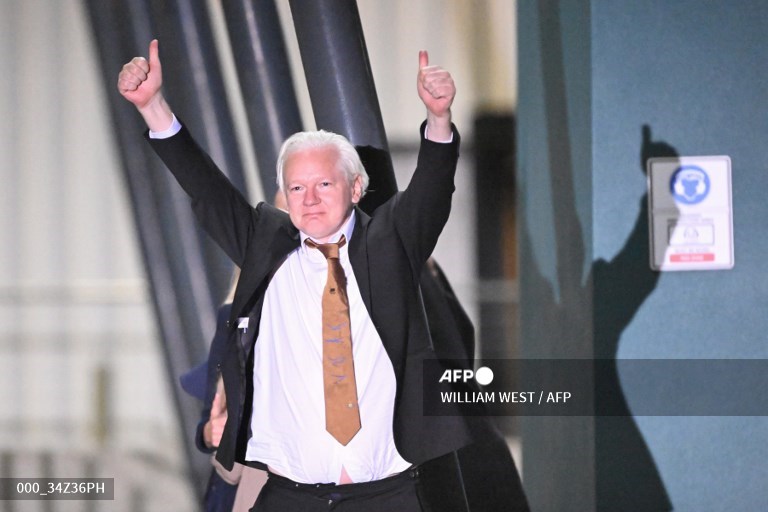 AFPphoto's tweet photo. WikiLeaks founder Assange lands in Australia, a free man. 
📸WILLIAM WEST #AFP https://t.co/owfZtVzGbB