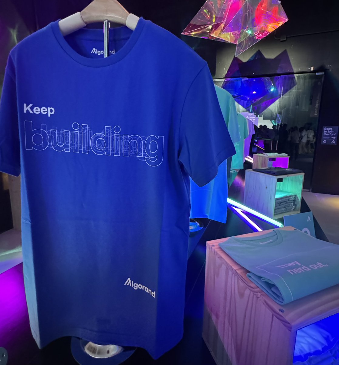 🚨DECIPHER #ALGOFAM GIVEAWAY🚨

Here at the conference, there are six NEW Algorand shirts! 

Someone who likes &amp; RTs THIS TWEET will win ALL SIX shirts! 
#decipher24