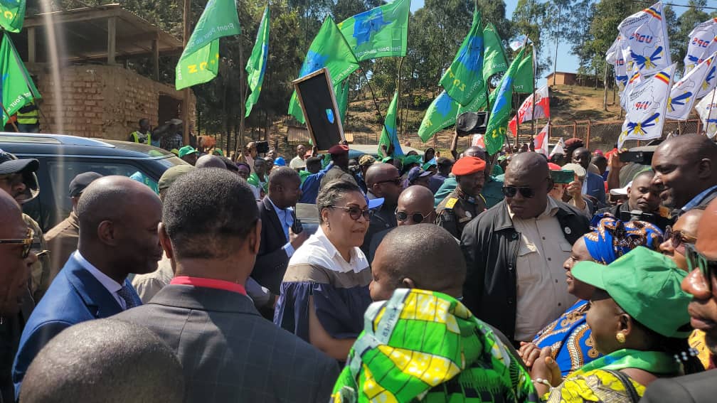 sud_kivu's tweet photo. #FPCN du Président National @ClaudeNyamugabo fortement mobilisé derrière S.E @SuminwaJudith qui inspecte les travaux sur la RN 5 éxecutés par @acgtcd.
Route de souveraineté nationale: rélie Bukavu à Uvira sans passer par le Rwanda.
Plaidoyer réussi pr le Mwana w'Eka.
@fatshi13 https://t.co/hcQBLJUosT