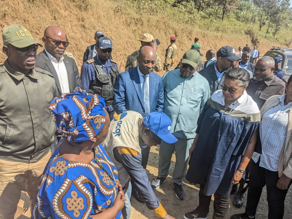 sud_kivu's tweet photo. #FPCN du Président National @ClaudeNyamugabo fortement mobilisé derrière S.E @SuminwaJudith qui inspecte les travaux sur la RN 5 éxecutés par @acgtcd.
Route de souveraineté nationale: rélie Bukavu à Uvira sans passer par le Rwanda.
Plaidoyer réussi pr le Mwana w'Eka.
@fatshi13 https://t.co/hcQBLJUosT