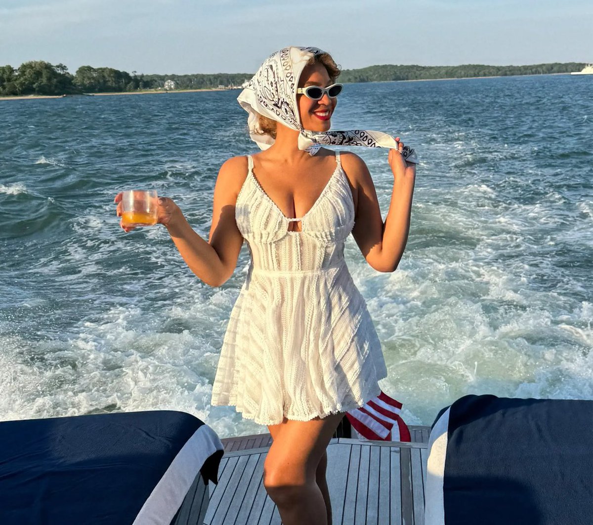 PopBase's tweet photo. Beyoncé stuns in new vacation photos. https://t.co/vjHvXAE3Bp
