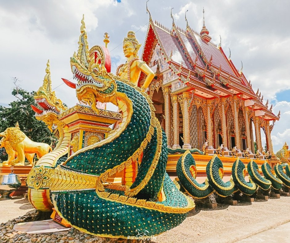 Fybahhhhh's tweet photo. 🙏 สายมูห้ามพลาด ไหว้พระ "วัดสระมณี" จ.อุดรธานี ชมประติมากรรม อันวิจิตรงดงามของพญานาคทั้ง 4 ตระกูล 
ล้อมรอบพระอุโบสถสีทองตั้งตระหง่านอยู่กลางวัด สายมู ไปขอโชค ขอลาภ สมหวังแน่นอน!!!   #รีวิวอีสาน #รีวิวอุดร
พิกัด : https://t.co/8yxD7rgjWc https://t.co/VA7Wa4777l