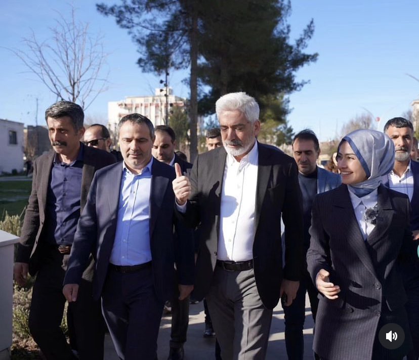 Sana attıkları iftiralarda ve beslendikleri kanda boğulacaklar. Tüm Diyarbakır kimin ne olduğunu biliyor. Hiçbir zaman senin gördüğün teveccühe ulaşamayacaklar. Her daim yanındayız Diyarbakır’ın abisi <a href="/GalipEnsarioglu/">Galip Ensarioğlu</a>