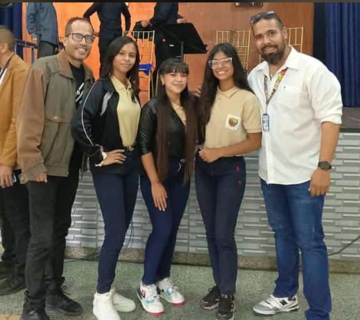 Nuestros estudiantes, acompañados de sus profesores, presentes en la voz liceista.