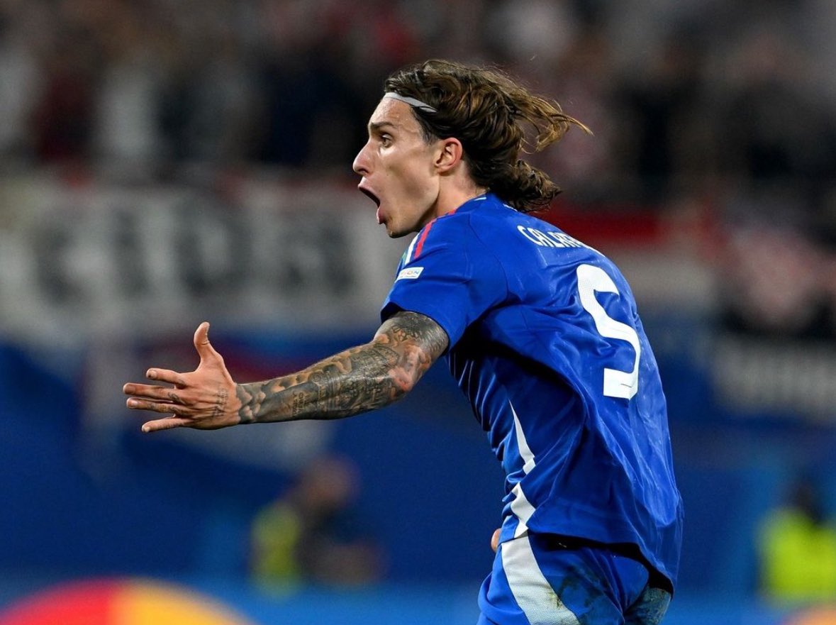 FabrizioRomano's tweet photo. 🇮🇹 Bologna will ask for important fee for Riccardo Calafiori as they owe FC Basel around 40% of the future sale over €6m for the Italian defender.

“We’ll see after the Euros but want to keep all our players, including Calafiori”, Bologna director Di Vaio has told GdS. https://t.co/HM7O5iLqIX