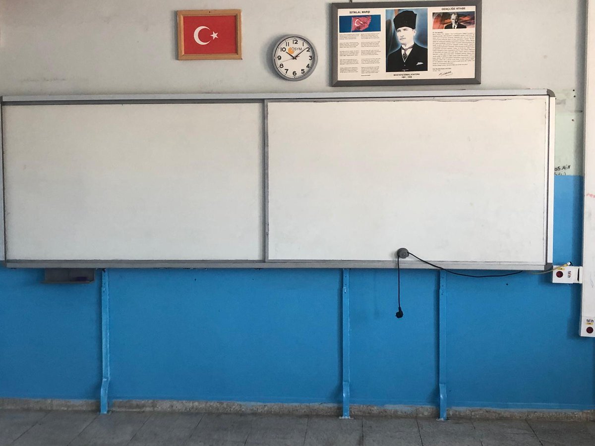 Sınıflarımızı ve kapılarımızı daha temiz olması için boyadık. Yeni eğitim öğretim yılına hazırlıyoruz. Sınıflarımız sahibi olan öğrencilerimizi bekliyor.👍☺️