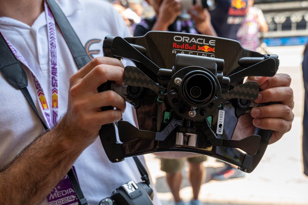 In casa #RedBull c'è la possibilità di tenere tra le mani un volante di una monoposto.

Il volante non è chiaramente quello usato da #Verstappen o #Perez nel 2024, ma è una grande opportunità per vip e media di apprezzare la leggerezza di un gioiellino da oltre 50.000€

#F1