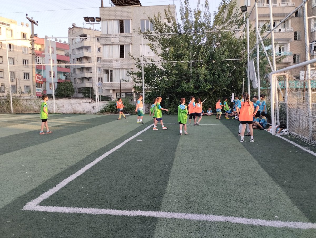 Güçlü Gençlik Güçlü Gelecek💪

📌 7-14 yaş aralığındaki gençlerimiz için açtığımız Futbol Kursumuz ile geleceğin yıldızlarını yetiştiriyoruz.