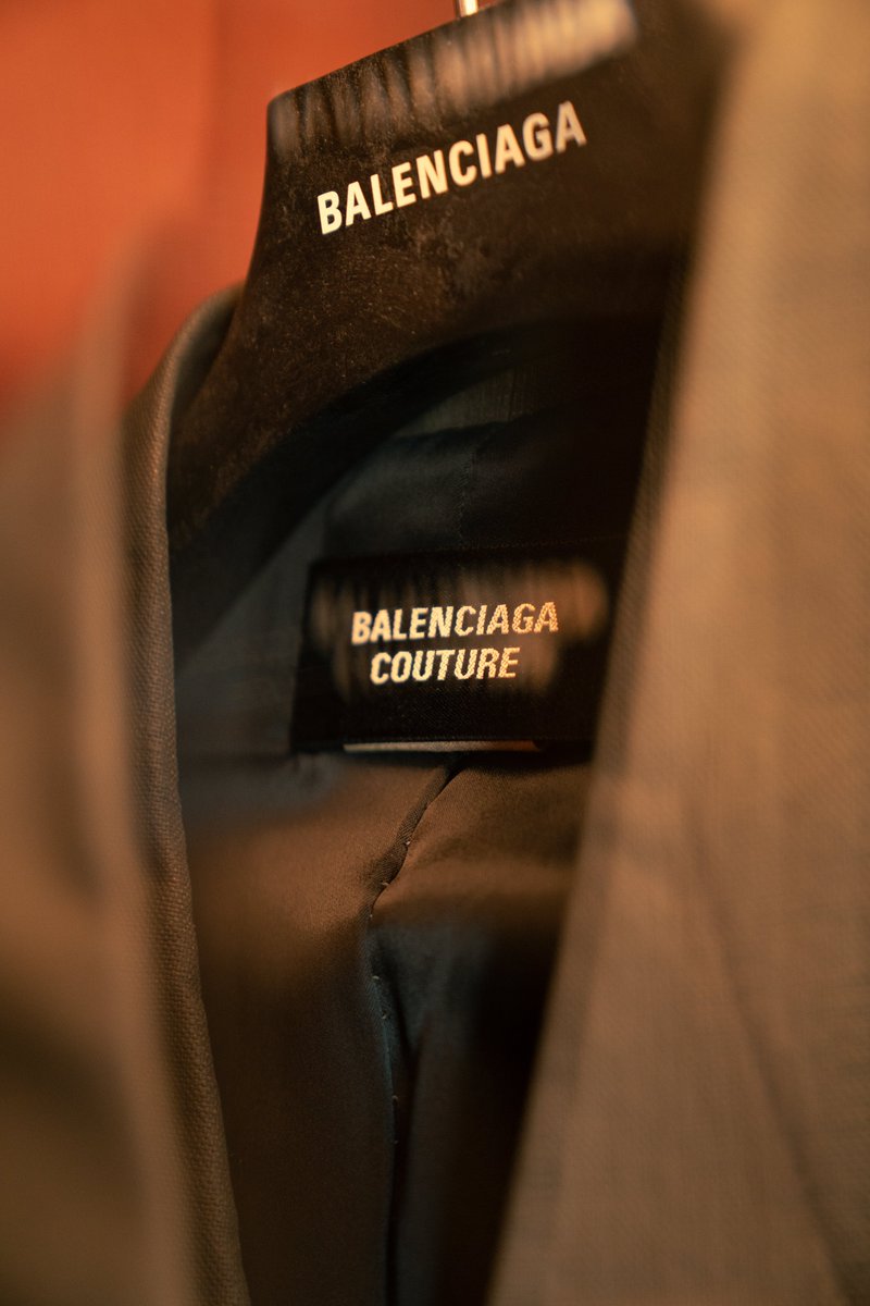 PPKrit_Ent's tweet photo. ส่องลุคฟร้อนท์โรวของแบรนด์แอมบาสเดอร์คนสำคัญของ Balenciaga อย่าง พีพี กฤษฏ์ ที่มาในลุคที่ 19 จากคอลเล็กชั่นกูตูร์ครั้งที่ 52 พีพีสวมชุดสูทดีไซน์กระดุมสองแถว ที่ใช้เทคนิคภาพลวงตา (Trompe l'œil) โดยเพ้นท์ด้วยมือลงบนผ้าแคนวาสลินิน แมตช์กับกางเกงและรองเท้าดาร์บี้หนังรุ่น Opera พร้อมรับชมโชว์ Balenciaga 53rd Couture ที่กำลังจะเกิดขึ้นในวันนี้ 17:00 น. (เวลาประเทศไทย)

สามารถติดตามรับชมแฟชั่นโชว์ผ่านทางช่องทางโซเชียลมีเดียและเว็บไซต์ของ Balenciaga 
 
#Balenciaga53CouturexPPKRIT
#BalenciagaxPPKRIT
#Balenciaga
#PPKritt