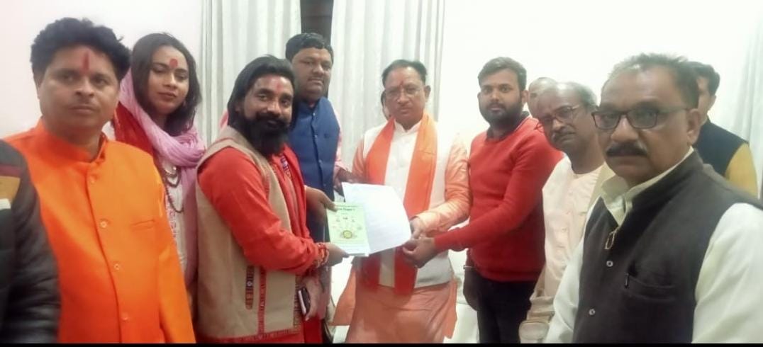 After UP, now we should ban Halal in Maharashtra &amp; Chhattisgarh. We have held a meeting with Maharashtra CM <a href="/mieknathshinde/">Eknath Shinde - एकनाथ शिंदे</a> ji and Chhattisgarh CM <a href="/vishnudsai/">Vishnu Deo Sai</a> and DCM <a href="/vijaysharmacg/">Vijay sharma</a> and demanded #Ban_Halal_Certificates

<a href="/TigerRajaSingh/">Raja Singh</a>
<a href="/961YM/">Munna_Yadav</a>
<a href="/desi_thug1/">Desi Thug</a>

Hindu Rashtra Mahotsav