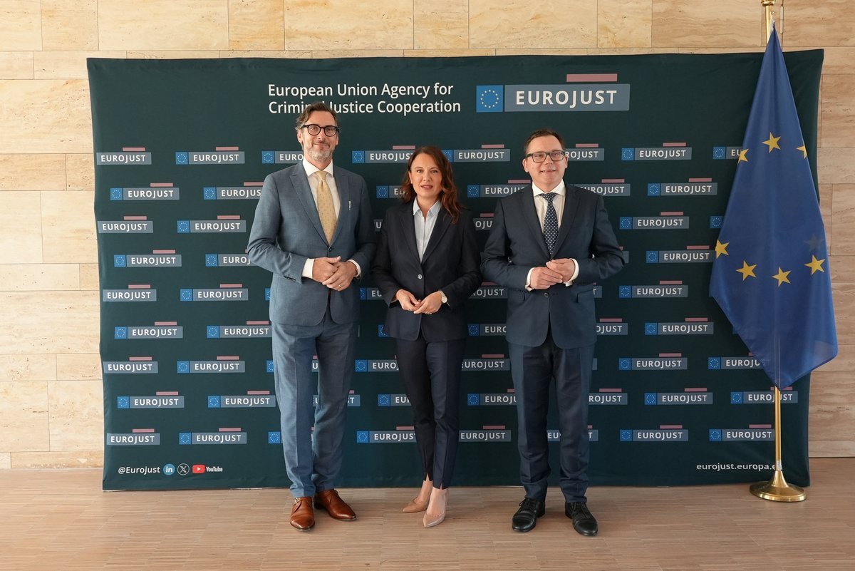 Eurojust's tweet photo. 💪 #JHAagencies = #StrongerTogether.

📍 President Hamran welcomed @NinaGregoriEUAA, Executive Director of the @EUAsylumAgency to our headquarters today.

They discussed recent trends in migrant smuggling towards the EU &amp; how to strengthen our collaborative efforts. https://t.co/7K2Z1v4SNv