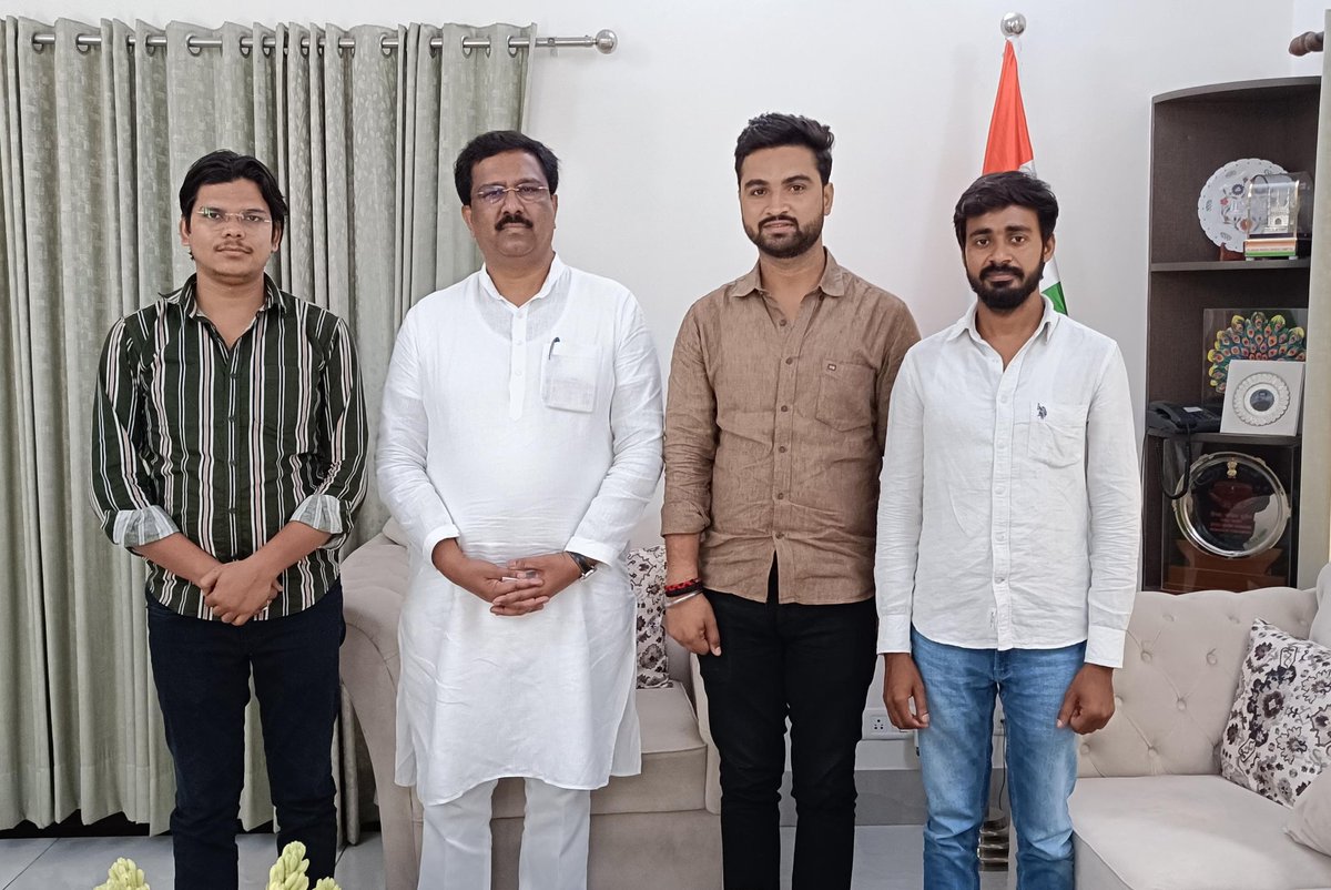 आज कांग्रेस के वरिष्ठ नेता, राज्यसभा सांसद <a href="/NasirHussainINC/">Dr Syed Naseer Hussain, M P</a> जी से भेंट हुआ ।।