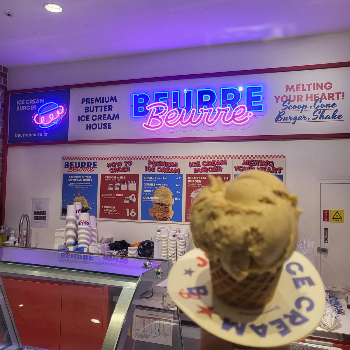 뵈: 월넛 나왔습니다~
나: 이거... 토요일에 많이 나갈 거니까 발주를 많이 넣어두셔야 할 거셰요.
뵈: 오늘 월넛만 나가던데 뭐 있나요?
나: 시아준수가 여기 맛있대요.
뵈: 시아준수요? 언제...?
나: 오늘 2시 직전에요.
뵈:  어쩐지.. 알려주셔서 감사해요!!!!!

못 먹는 코코넛은 없어야 하니까^.^