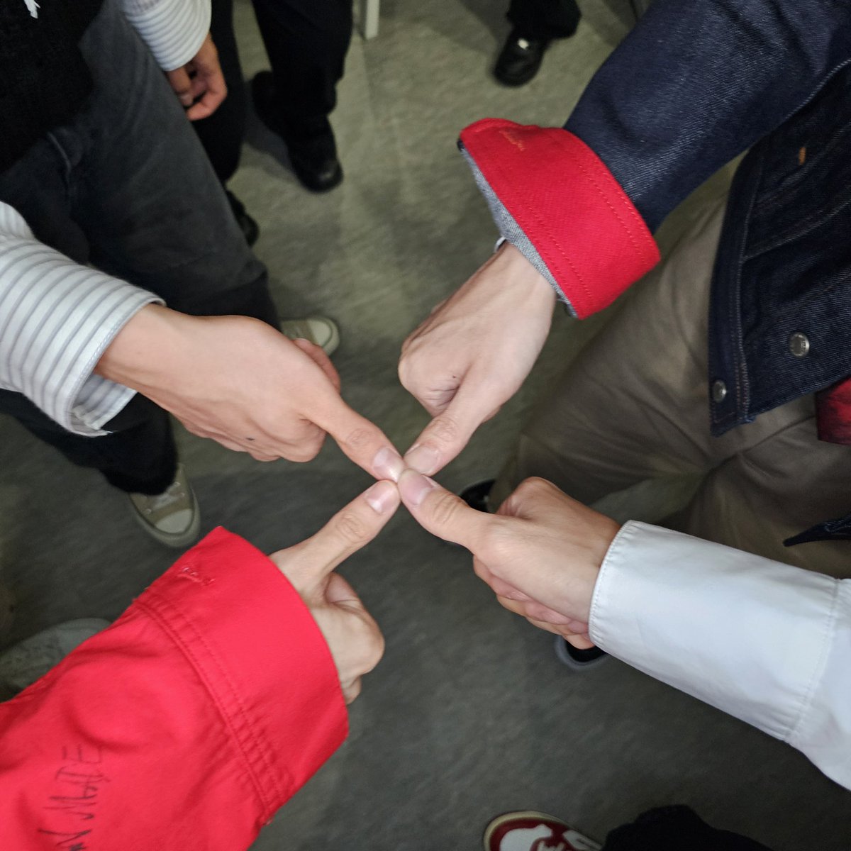 BDU4official's tweet photo. [📸]

B.D.U 1st mini Album [Wishpool] FAN SHOWCASE 곧 시작합니다 ❤️ 우리 삐유들 함께 즐길 준비 되셨나요 ~ ?🍀

#BDU #비디유 #BitSaeon #SeungHun #JayChang #KimMinseo https://t.co/AzvRfoaBiH