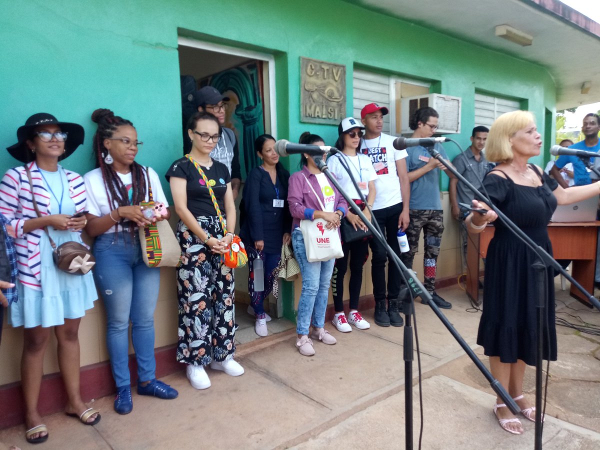 Paticipantes del Encuentro de Jóvenes Radialistas Punto Cero, auspiciado por las direcc prov de la Radio y Cultura en Gtmo, compartieron con los públicos en #Maisí y con los realizadores de La Voz del Sol, emisora a la que se dedica esta 3ra edición.#GenteQueSuma <a href="/LaVozDelSol/">Lorenis</a>
