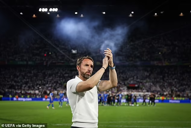 MouayedKor57308's tweet photo. The FA are set to be CHARGED by UEFA after beer cups were pelted at Gareth Southgate by England fans

Following the final whistle with Slovenia the manager went to applaud England's fans who had provided noisy backing throughout.

#Euro2024 
#England https://t.co/hwXU5DiVmx