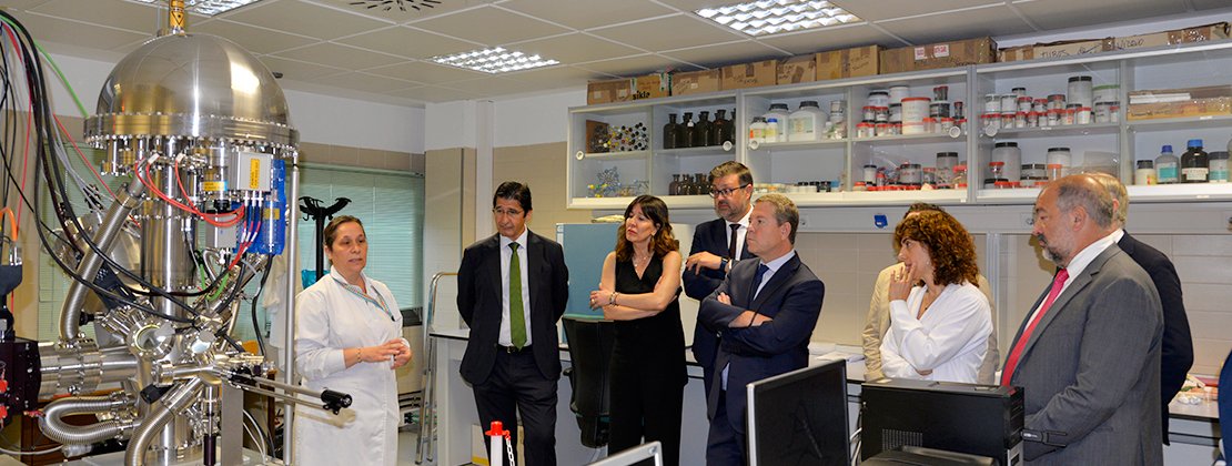 El rector y el presidente regional conocen el desarrollo del proyecto de investigación en materiales avanzados que lidera la UCLM y que cuenta con una financiación superior a los 1,4 millones de euros.
uclm.es/noticias/notic…