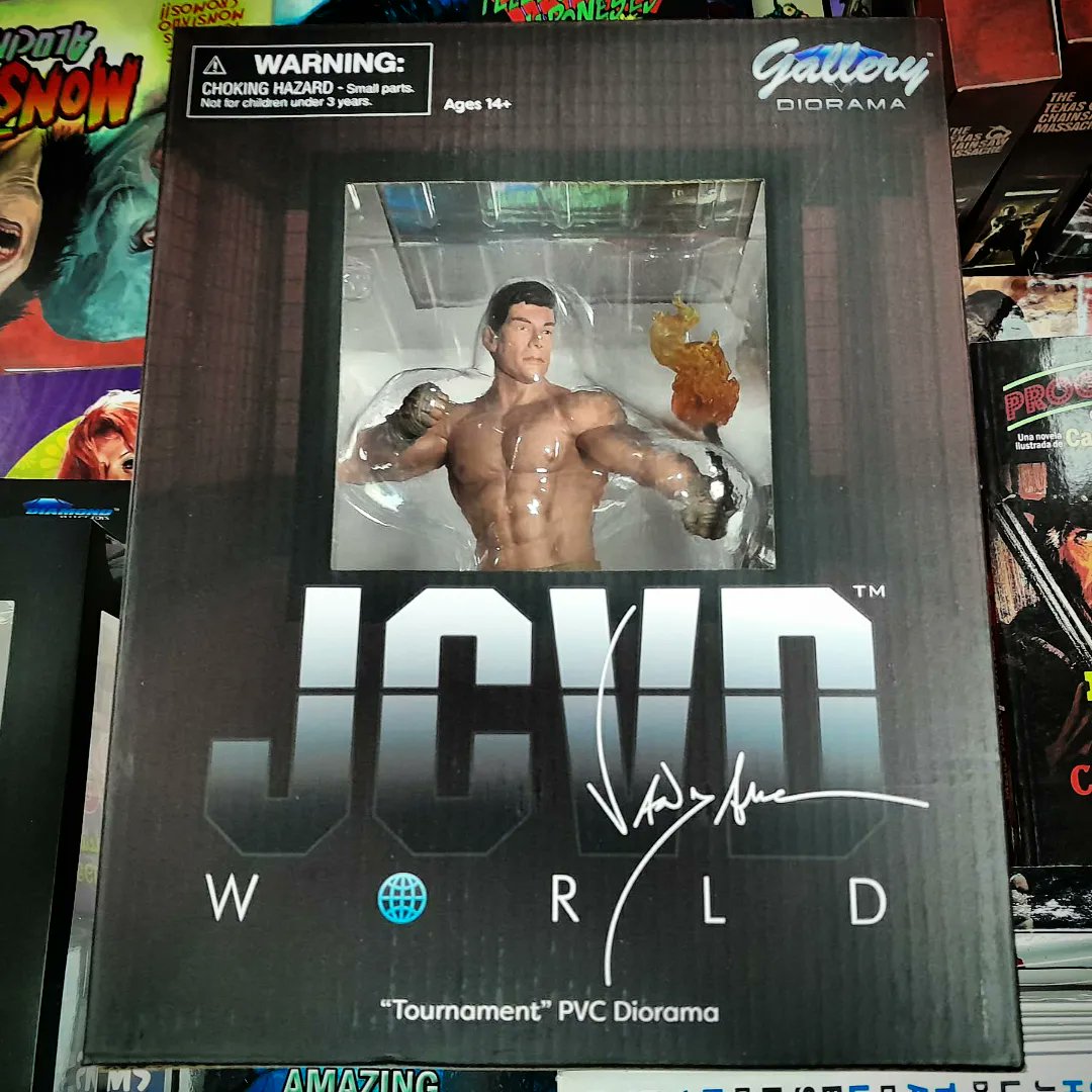 Mirad qué figurones ha sacado <a href="/CollectDST/">Diamond Select Toys</a> de Jean-Claude Van Damme 😍

Tenéis disponible en tienda y web, tanto la figura articulada y con accesorios, como la estatua de PVC.

#lamansiondelterror_lmt #terror #jeanclaudevandamme #diamondselecttoys #figurasdeaccion #novedades