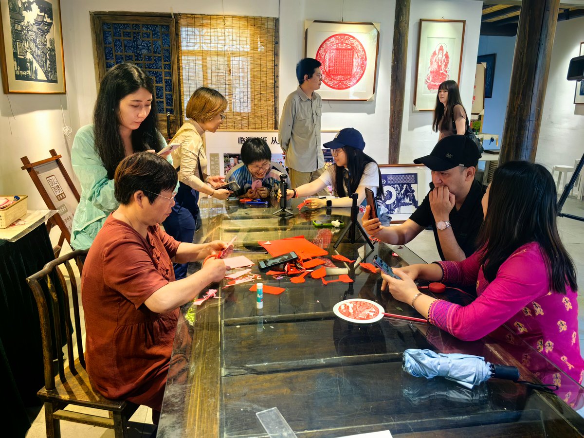 Several foreign friends learned Chinese Paper Cuttings, and the teacher helped them cut the Japanese Mount Fuji, the national emblem of Cambodia, and the girls in Vietnamese clothes. https://t.co/4KWaXMlpcW