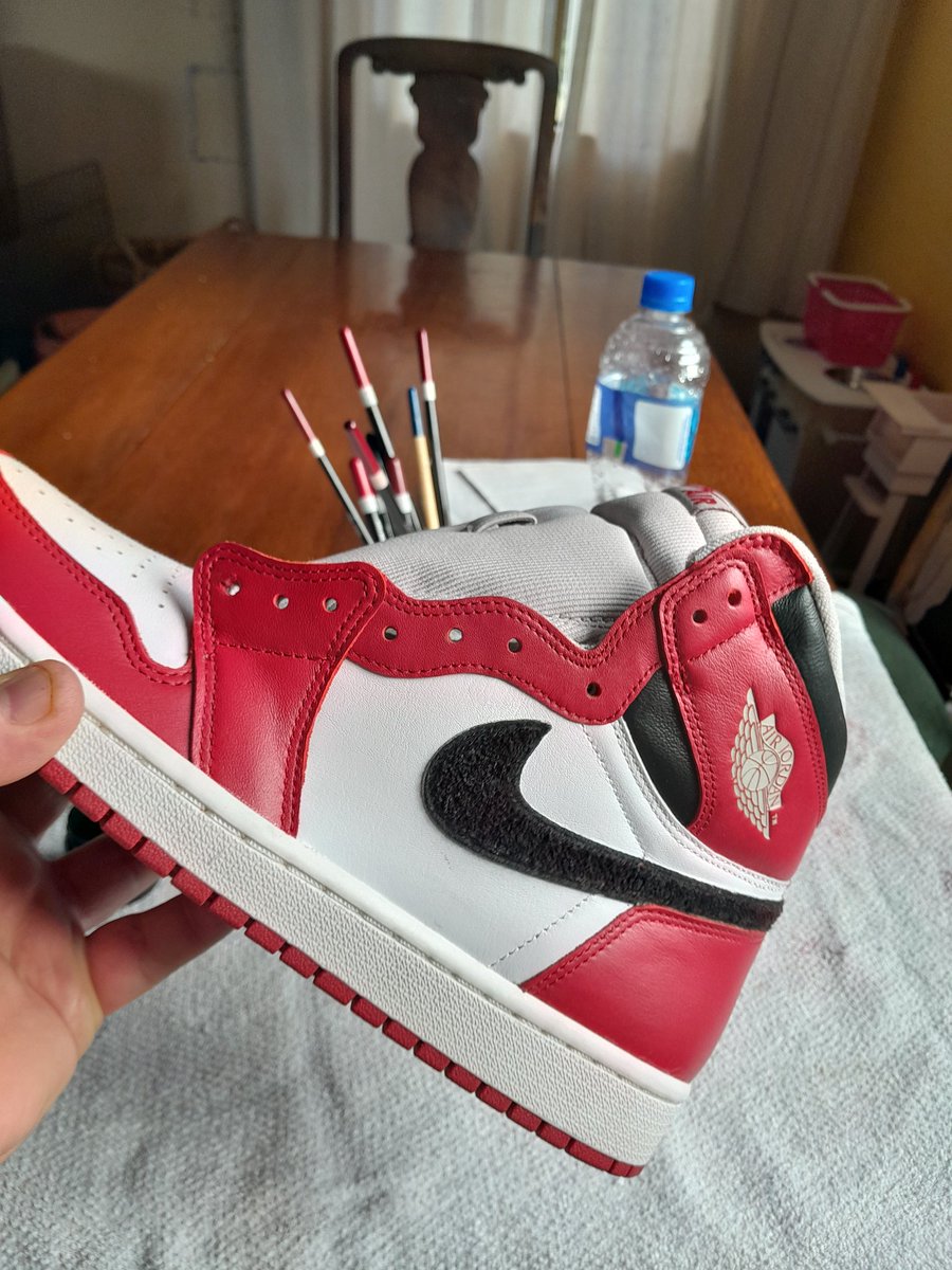 FishyDizzle's tweet photo. Latest project: J1 Chenile (furry swoosh) to J1 Chicago Custom. By far my best yet #kotd #sneakercustoms @TimbsNCarhartts https://t.co/UWRGPSnYkg