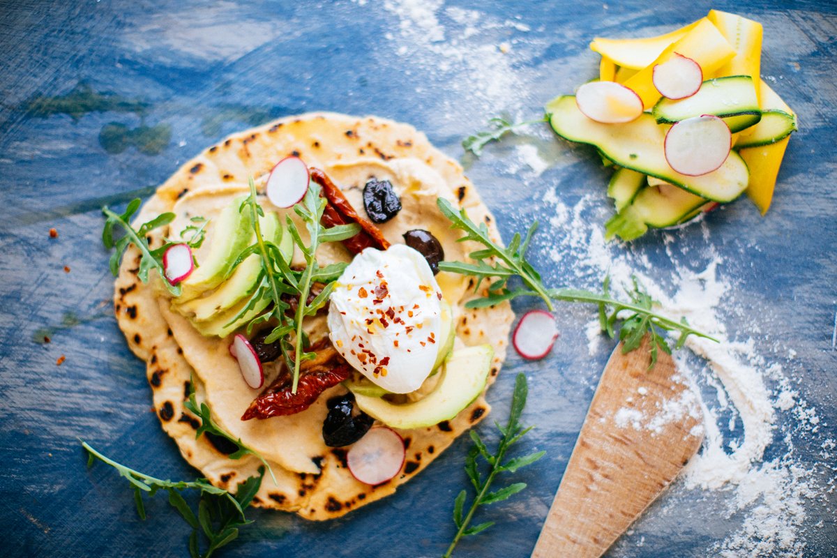 What’s your go-to lunch in the warm weather? We’re big fans of these avo &amp; hummus flatbreads with <a href="/FairburnsFamous/">Fairburn's Famous Eggs</a> British Blue Eggs! 🥚

Get the recipe 👉 fairburnseggs.co.uk/our-recipes/lu…