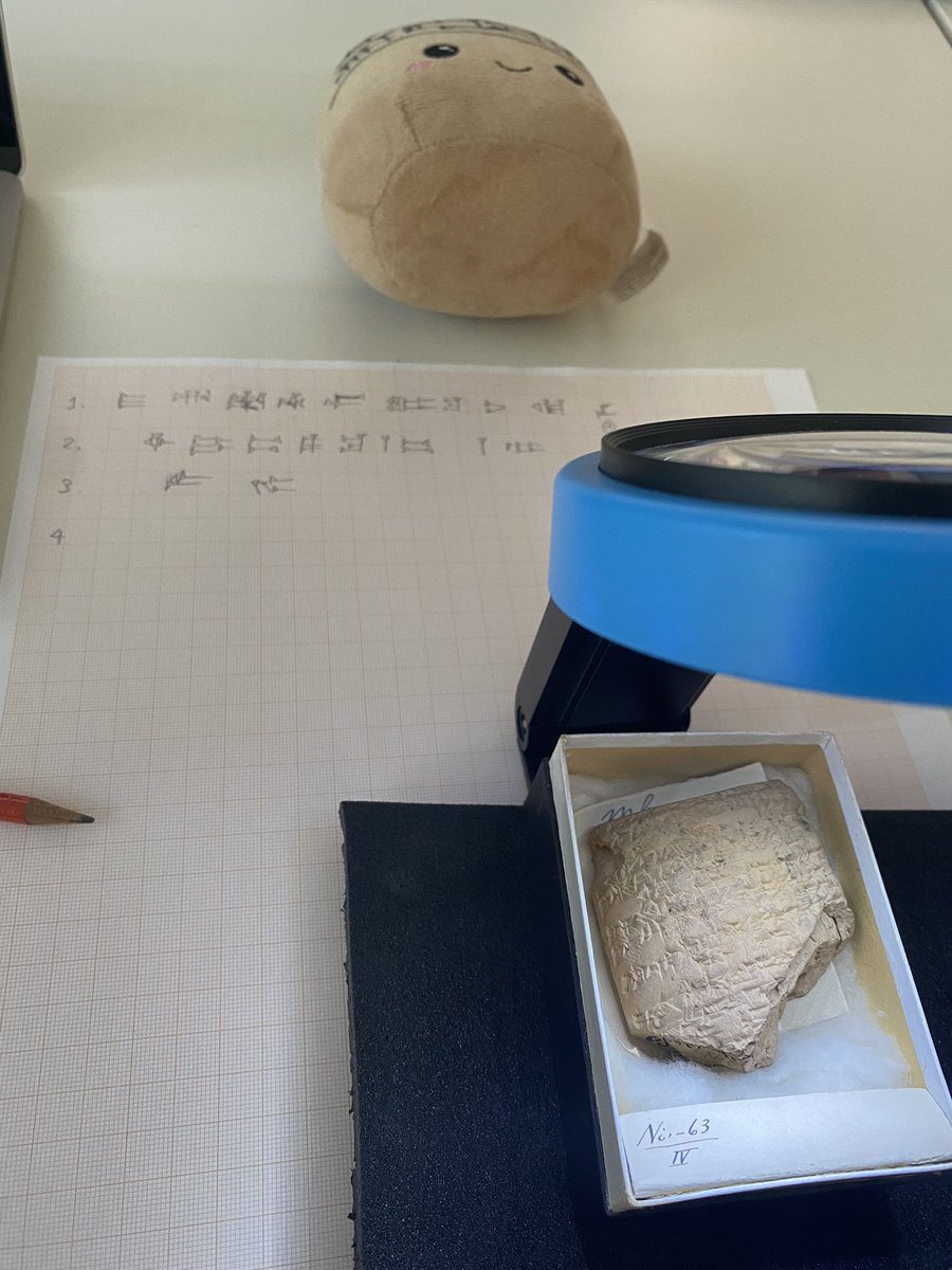 점토판 원본에서 쐐기문자 선 따는건 컴퓨터에게 맡기지만 학생들은 아날로그 방식으로 연습을 합니다….
저는 장렬히 실패
투피도 힘들어서 쓰러짐