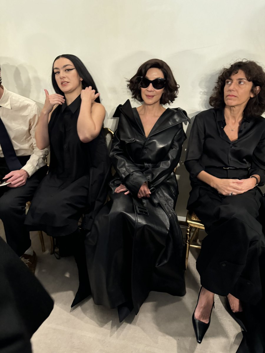 10magazinejapan's tweet image. #frontrow at #balenciaga 
#JUYEON