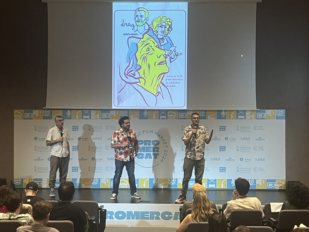 🔶DRAGMAMA és una comèdia dramàtica de Danidog films sobre una dona de 75 anys que va de viatge a un hotel rural ecològic LGTB dirigit per una
drag queen.
▪️Daniel Ortiz, productor, Nicolás Álvarez i Joaquín Ostrovsky, directors i guionistes ens parlen més sobre el projecte.