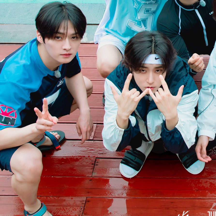 AHHH minsung look so cute and soft for the new poolside skz code