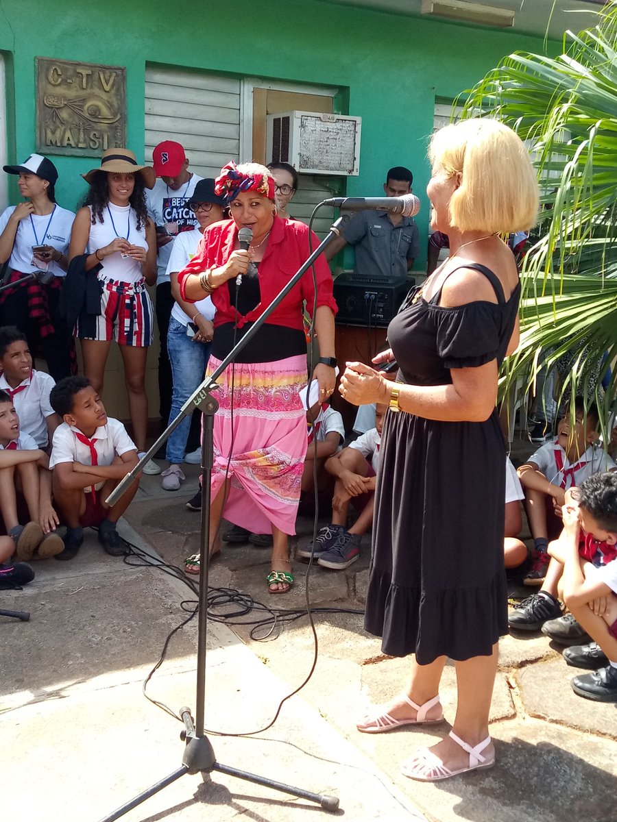 La locutora  de La Voz del Sol Yanelis Pérez Frómeta, personaje del programa humorístico de esta emisora Con el Punto en la Mano ,de Radio Maisí, hizo reír de lo lindo a los participantes del Evento de la Radio Joven Punto Cero. #GenteQueSuma