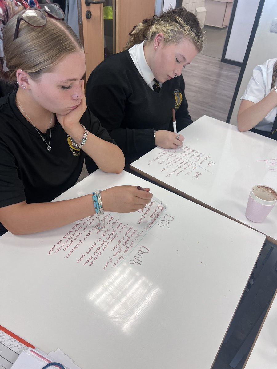 JamieUrenMS's tweet image. Navigating social media… 

Todays lesson is about the do’s and dont’s regarding social media and what advice our students would give to someone who hasn’t used it before ✨👌🏻⭐️

@MaestegSchool 
#dos #donts #navigatingsocialmedia #ascentproject