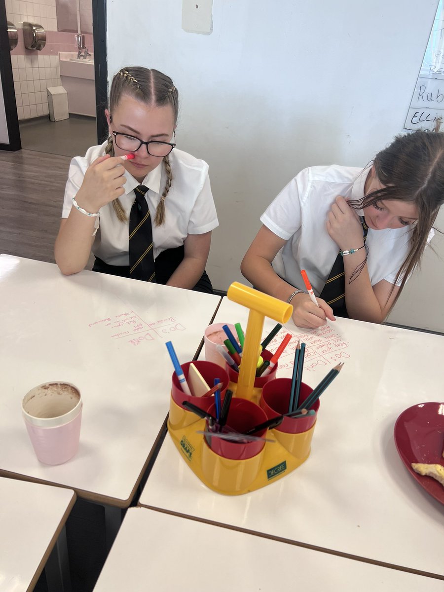 JamieUrenMS's tweet image. Navigating social media… 

Todays lesson is about the do’s and dont’s regarding social media and what advice our students would give to someone who hasn’t used it before ✨👌🏻⭐️

@MaestegSchool 
#dos #donts #navigatingsocialmedia #ascentproject