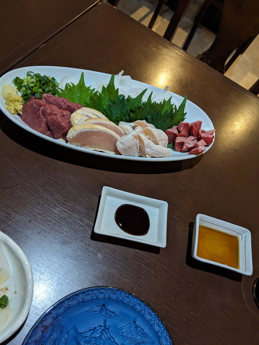 何年かぶりに昔お世話になったお店へ飲みに行きました！
店長のモチベーションに変化はあれど昔と変わらず美味しい料理とお酒✨