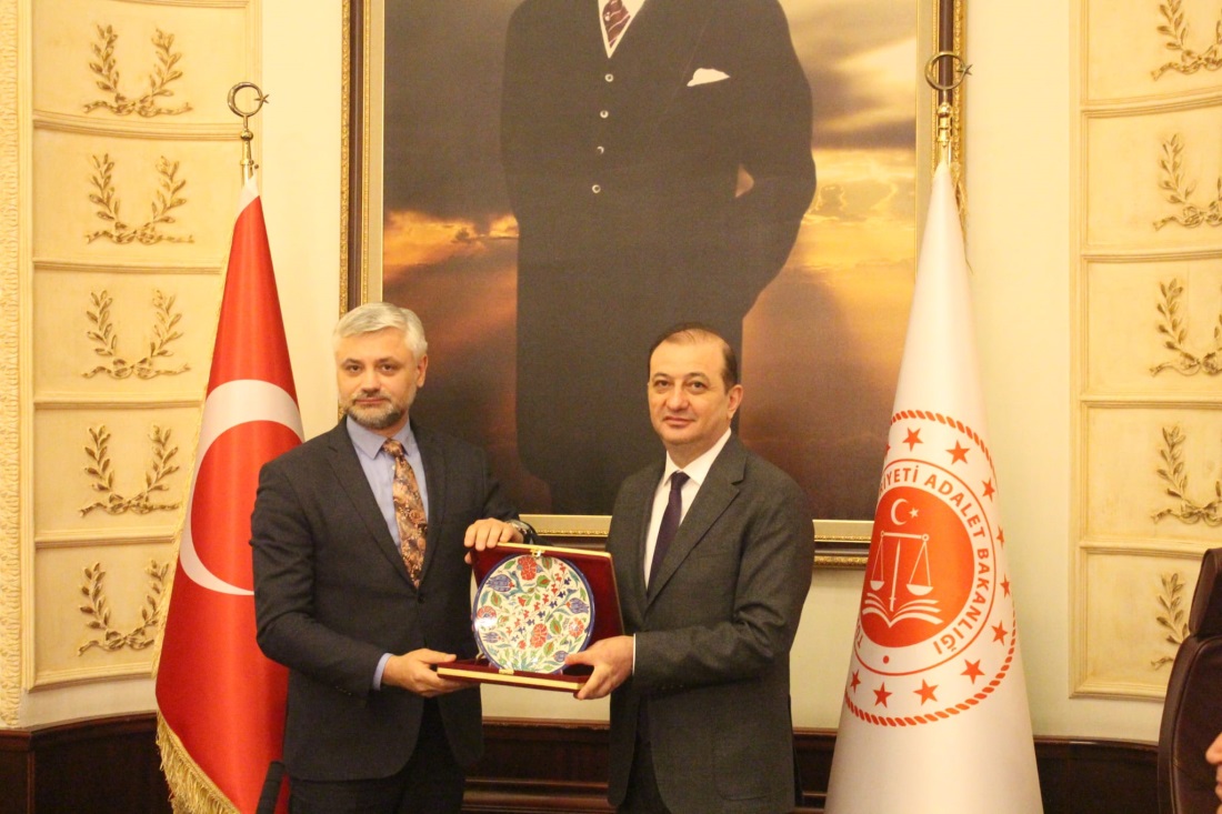 Adalet Bakan Yardımcımız Sayın Hurşit Yıldırım, Özbekistan ve Moldova Yargı Mensuplarını Kabul Etti. diabgm.adalet.gov.tr/Home/SayfaDeta…