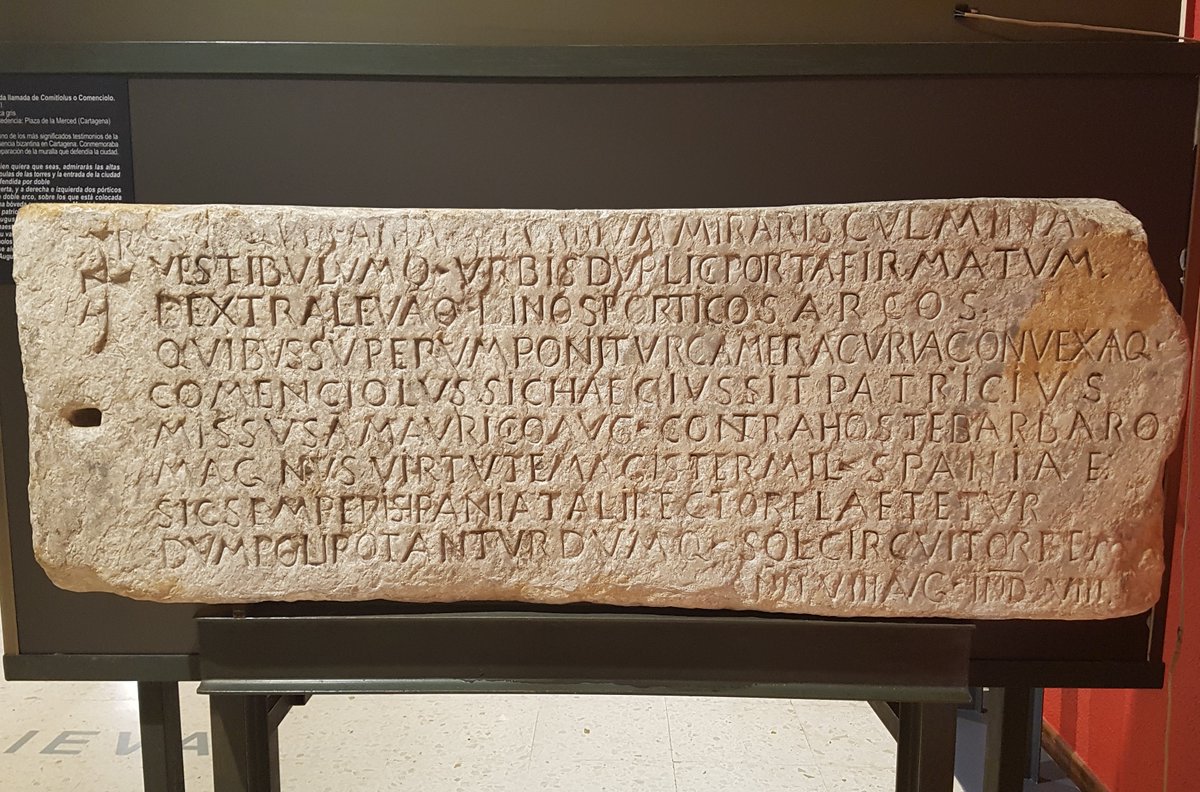 Traducción, realizada por el cronista de la ciudad Isidoro Martínez Rizo en 1889, del texto de la lápida de Comenciolo, incluida en un informe remitido por el cronista al ayuntamiento, pidiendo la adecuación de un espacio para la inscripción en las dependencias municipales.