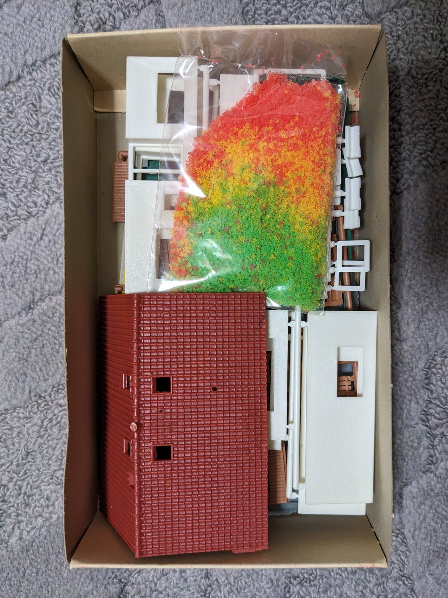 sahashi_naha's tweet photo. またKibriのストラクチャーを買ってしまった。
日本の家屋に見えなくもない。
2個で5,000円ほどと激安。

箱のイラスト・灼けた説明書・屋根の巨大なバリ・撒くであろうパウダーの色合いも、かなりレトロな味わい。
あぁこれがKibriの沼だ。

 #キブリ 
#kibri 
#16番ゲージ 
#HOゲージ 
#レイアウト https://t.co/S1c92p0auL