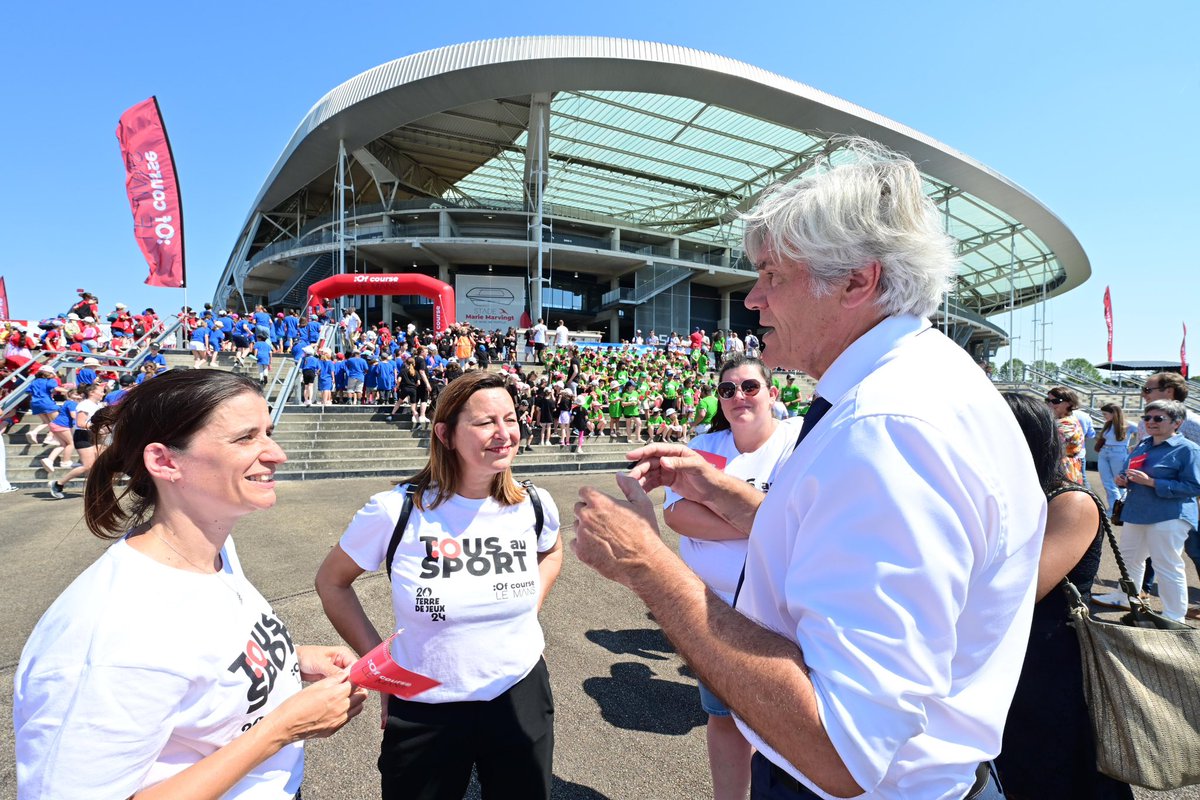 ofcourselemans's tweet photo. @SLeFoll : « Ce rassemblement autour des valeurs du sport et de la fraternité est le meilleur message que nous pouvons envoyer aujourd’hui. C’est un grand bonheur de vous voir tous réunis dans ce stade. Je tenais à féliciter l’ensemble du secteur éducatif de la ville. » https://t.co/KHN19DYTiP