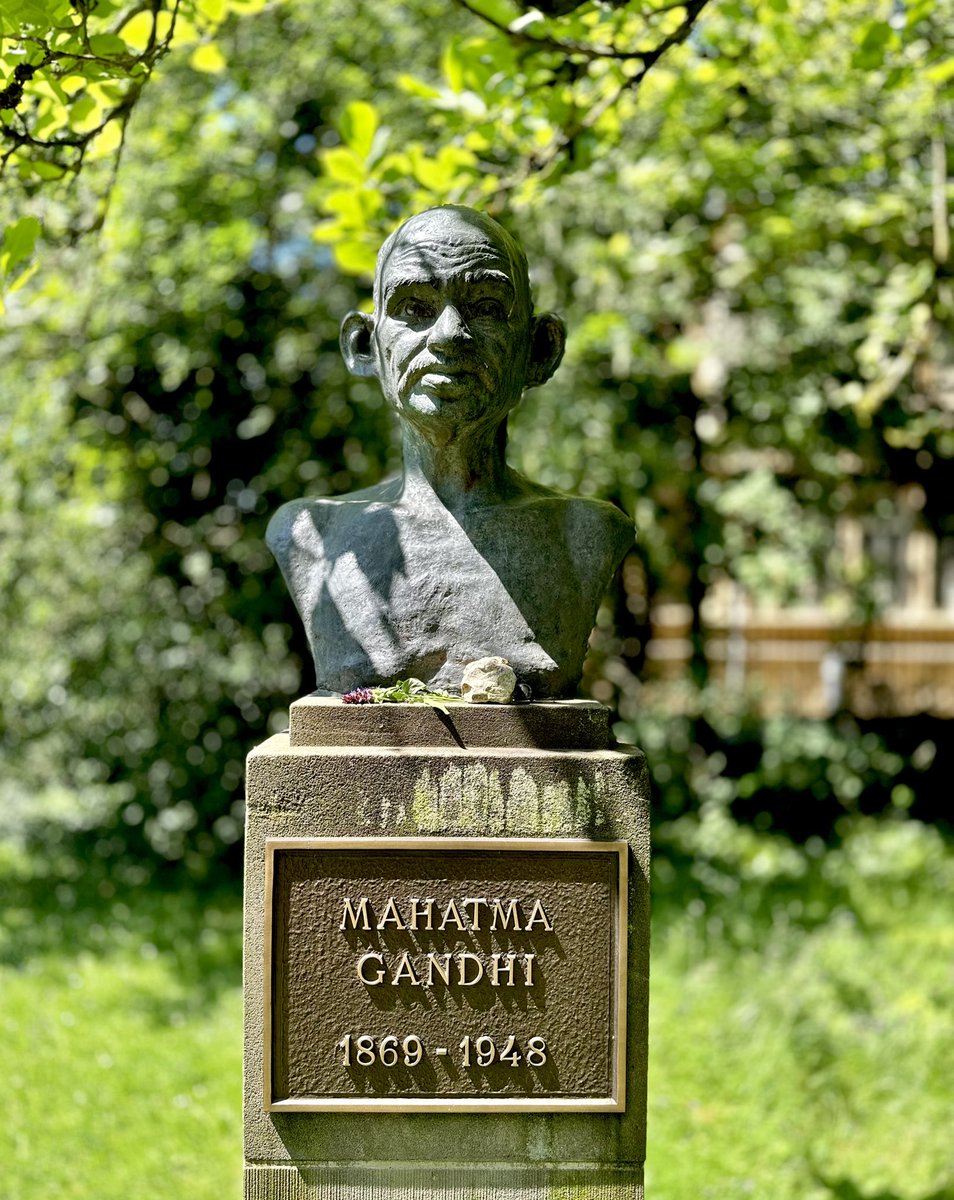 “En opposant la haine à la haine, on ne fait que la répandre, en surface comme en profondeur.”

￼Mahatma Gandhi