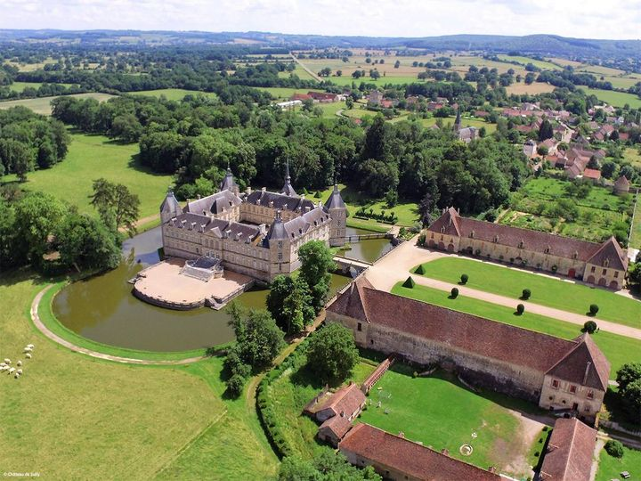 Cet été, poussez les portes du Château de #Sully et découvrez les appartements habituellement fermés lors des #visites théâtralisées d'un des plus beaux #châteaux de France ➡️ chateaudesully.com
#route71 #saoneetloire