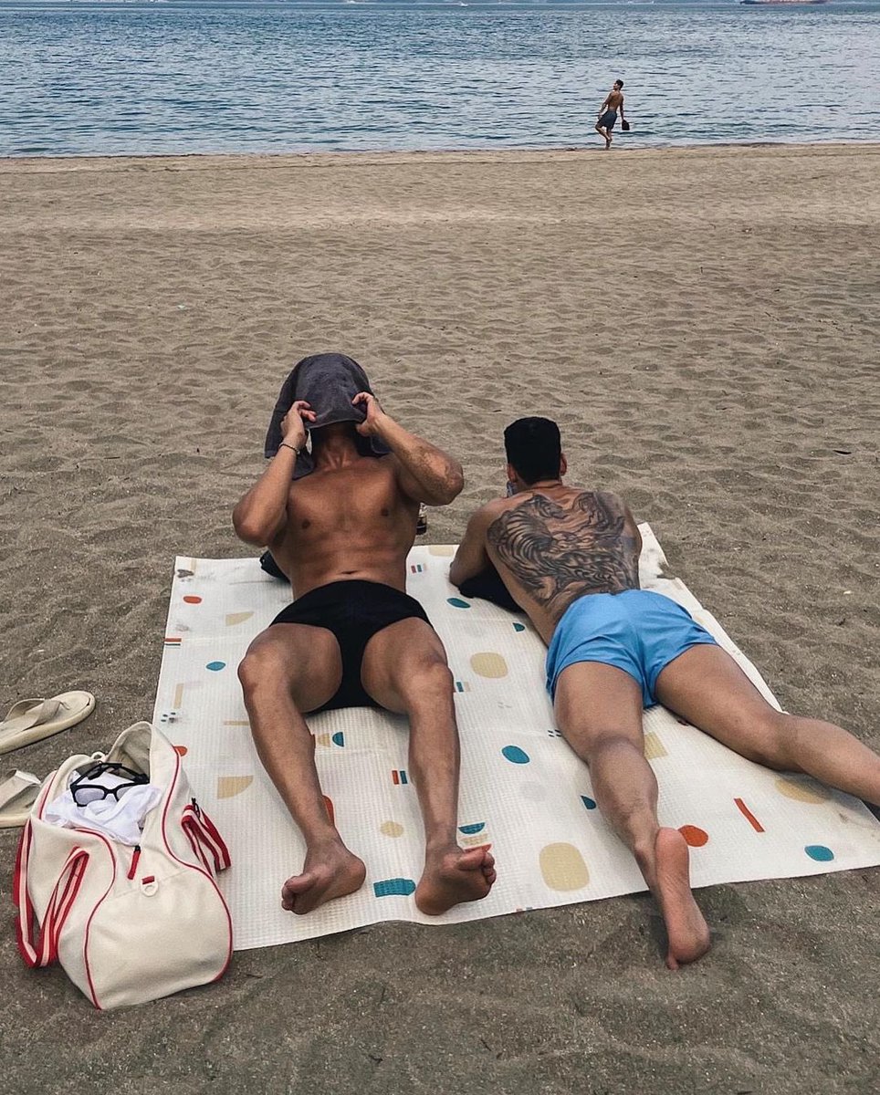 BOM DIA!! Quartou e finalmente estou em Jeju. Descansei ontem o dia todo e hoje já estou aproveitando a praia, reencontrei um amigo da faculdade e enquanto conversamos a nabi se encontra ao lado cavando um buraco na areia, só espero que não seja pra me enterrar. Como estão?