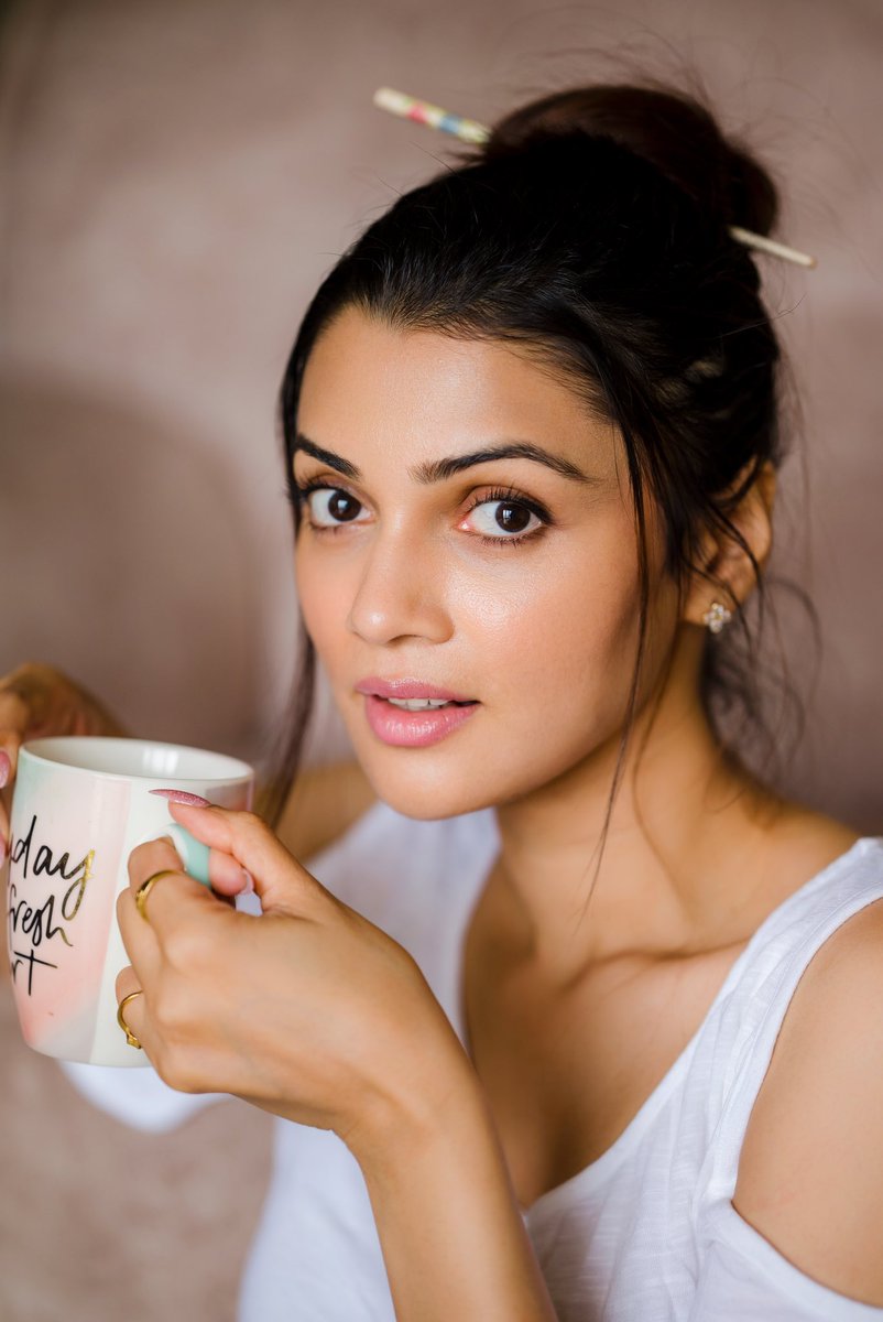NimikaRatnakar's tweet photo. Sip, savor, and soak in the beauty of the day โ๐
#nimika #nimikaratnakar #trending #naturalbeauty #nomkeup #sandalwood #actress #actor #photography #coffee #instagram #instagood #home https://t.co/rOP6FEnFsN