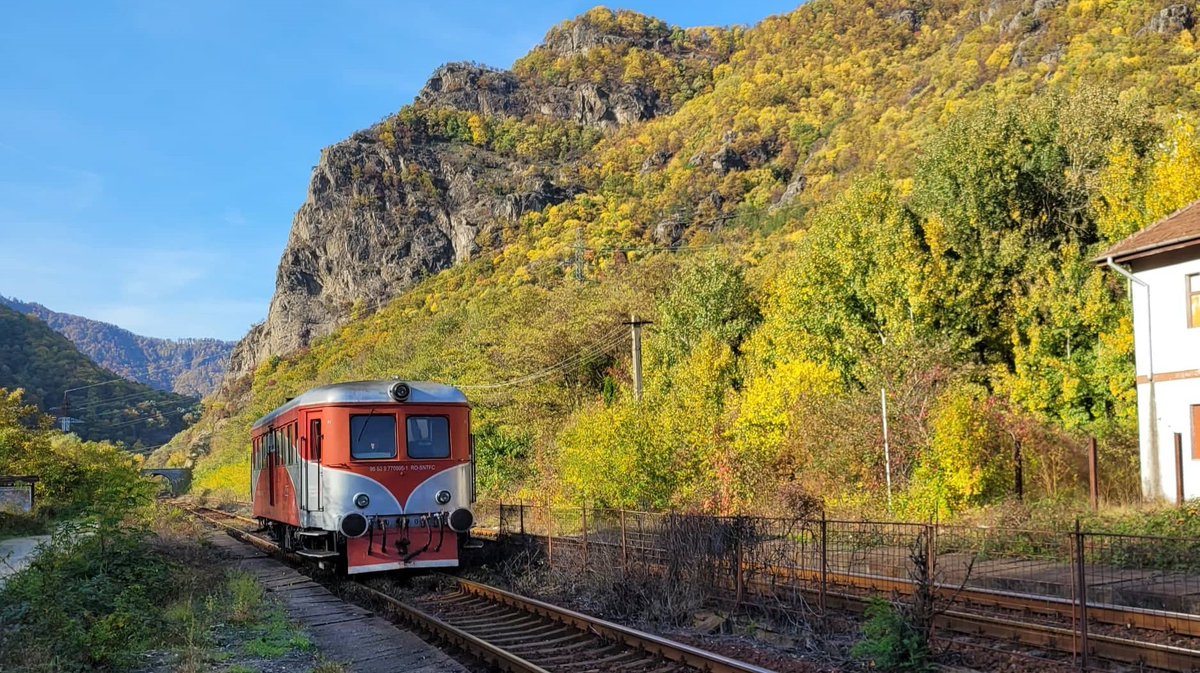 viaduct_world's tweet photo. 🚄Embark on a nostalgic rail journey to the heart of Transylvania through the stunning Olt Valley. We chased the historic Malaxa 77, rolling through forests painted with autumn reds. 🍂🌲

Exploring family history, we visited a gorge discovered by an ancestor of a fellow traveler in the majestic Carpathians. Every trip was logged with viaduct, turning our journey into a beautiful, personalized MyTrainMap. 🗺️❤️

Relive your rail adventures with us! #viaduct #MyTrainMap #RailJourneys #AutumnTravel #Transylvania #FamilyHistory #TrainTravel 🚉