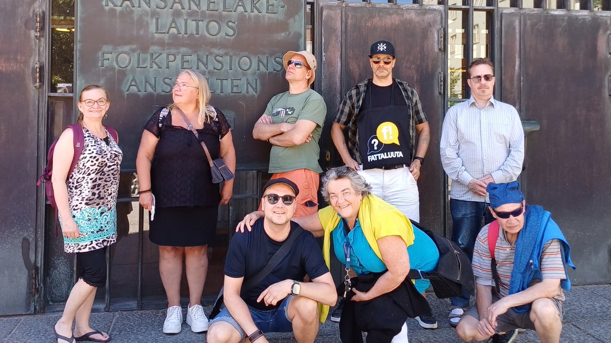 Eilen fattaluudat kesävirkistäytyivät missäs muualla kuin Kelassa! Vähän virkaintoista porukkaa kun kesälomallakin täytyy päästä Kelaan 😅 Alvar Aallon suunnittelema päätoimitalo Töölössä oli säväyttävä (ja viileä) retkikohde. Kiitos opastetusta privakierroksesta <a href="/KelaFpa/">Kela Fpa</a> 🧡