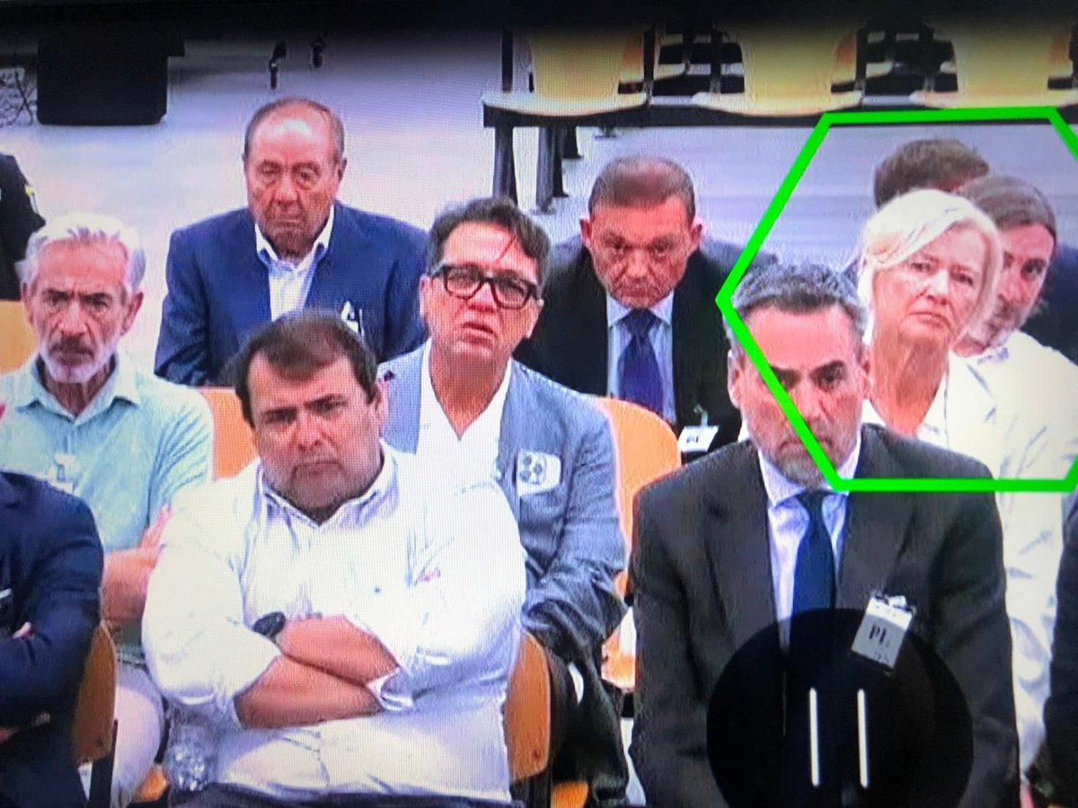 mdaswani's tweet photo. Fichajes que se caen porque no estaban bien atados. 

Una rueda de prensa del presidente casi esperpéntica. Comiéndose marrones que no son suyos.

Caras de funeral en la presentación de la nueva temporada.

Un director deportivo humillado y ninguneado hasta decir basta.

Retraso considerable en el lanzamiento de la campaña de abonos por culpa de la crisis galopante y de credibilidad del @CDTOficial. El año pasado a 10 de junio ya estábamos con el #NoSoyDelTenerife.

Noticias tan serias como un despido filtrándose en cuentas fake cuando el afectado ni siquiera había podido contarlas a su familia. ¡Tengan decencia, señores!

El trabajo de Márketing y Comunicación a la basura por un impresentable que torpedea aposta. 

Va y dice Paulino que no hay ningún accionista importante en la comisión deportiva, pero el agente de Corredera cuenta en la radio que su interlocutor ha sido y sigue siendo José Miguel Garrido.

El dueño del cortijo en Londres, con el mando a distancia. Comparando sus problemas fiscales con los de Carlo Ancelotti (tremendo). Recomendando en una entrevista en TV que la gente no use Twitter (surrealista). Como si no supiéramos que tiene una cuenta desde la que llamó "indígenas" a los tinerfeños.

Reuniones clandestinas con aficionados para poner a parir a jugadores que han defendido esta camiseta y este escudo con más decencia que él. Los audios del Mencey le delatan. Y mejor que no salgan publicados porque llamó "tarambana" a un futbolista con el que están (¿o estaban?) negociando.

Críticas a los medios por retratar su cómico proceso de búsqueda del entrenador. Con 12 no. Pero sí se reunieron con al menos 7: De la Barrera, Paco López, Vicente Moreno, Pepe Mel, Miguel Álvarez, Abelardo y sondearon a Albés. Vino Cano, justo el único que habia desmentido en público que tuviese nada con el Tenerife. 

Bochorno en el club por las contradicciones a las que someten a Paulino, al que traen por el camino de la amargura. El 31 de mayo dijo sobre la elección del míster en RNE que el club es una empresa y mandan los que tienen más acciones. Antes de ayer, reculó y dijo que lo había elegido la comisión deportiva.

Consejeros y empleados que amagan con irse. Que no pueden más.

La paciencia de la afición, al límite. Aguantó el Heliodoro la bufonada del "Asier renovará cuando quiera". Pero no va a tragar con las mentiras gruesas del lunes. Porque ni Garrido es una "persona ajena" al Tenerife como dijo Paulino en público; ni hay paz, ni nada que se le parezca, entre los accionistas importantes.

El ridículo es continuo y constante. Ánimo por los suelos en las oficinas del Heliodoro. Mucho bochorno. Mucha vergüenza. Ahora entiendo a los racinguistas con Piterman. La deriva de los últimos cuatro meses es casi kamikaze. ¿Les digo lo que pienso? Miro al CD Tenerife y no reconozco al club que despertó emociones, orgullo e ilusión hace solo un año. Era con esta misma gente, pero definitivamente quien manda ha perdido el norte.

Esta crisis no va de fútbol ni la arreglan los resultados. Esto va de identidad. De no entender nada de lo que están haciendo. De no creerme que del Tenerife han hecho un circo. Por favor y a quien corresponda: acaben ya con esta payasada. No tiene ninguna gracia.