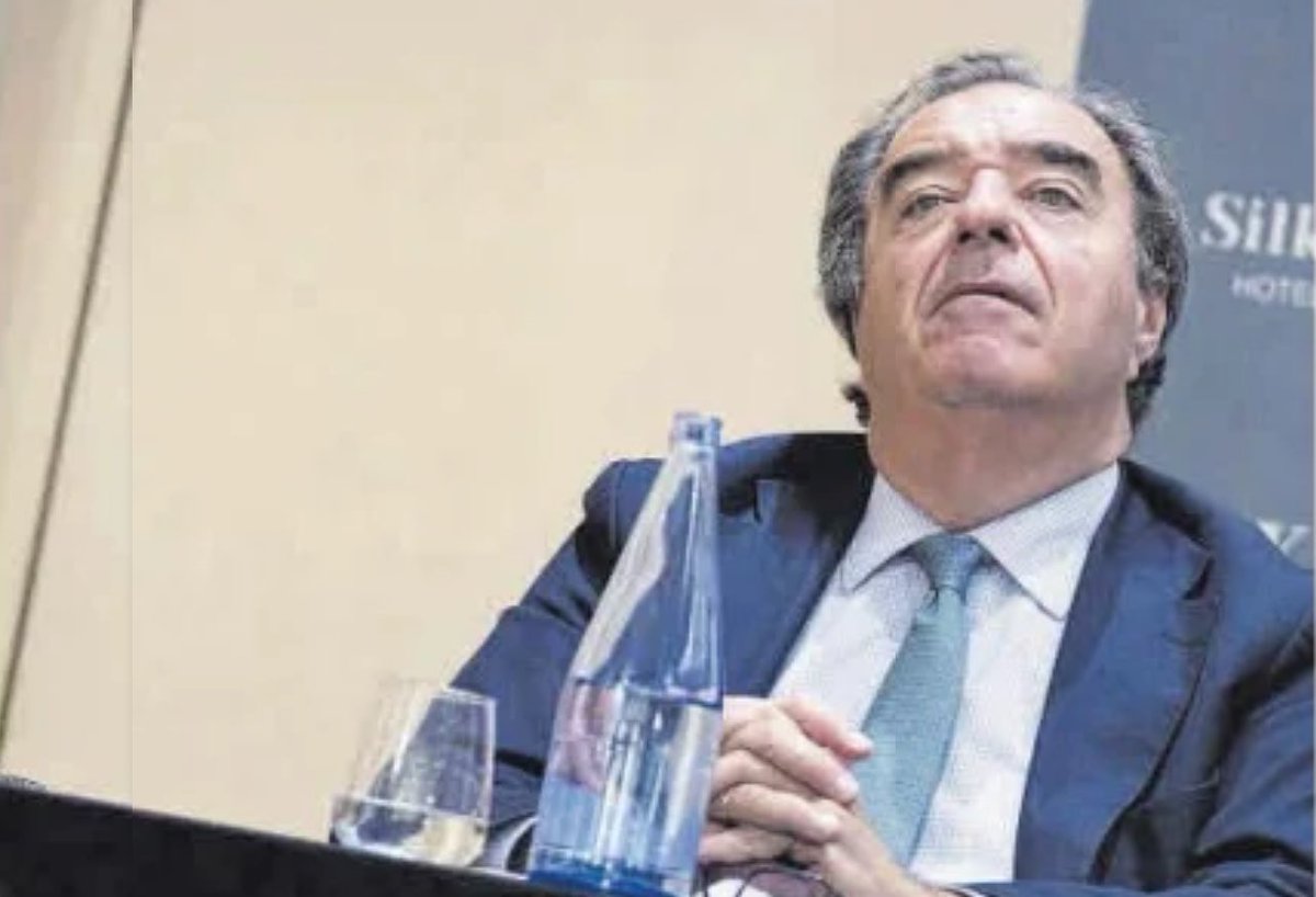 mdaswani's tweet photo. Fichajes que se caen porque no estaban bien atados. 

Una rueda de prensa del presidente casi esperpéntica. Comiéndose marrones que no son suyos.

Caras de funeral en la presentación de la nueva temporada.

Un director deportivo humillado y ninguneado hasta decir basta.

Retraso considerable en el lanzamiento de la campaña de abonos por culpa de la crisis galopante y de credibilidad del @CDTOficial. El año pasado a 10 de junio ya estábamos con el #NoSoyDelTenerife.

Noticias tan serias como un despido filtrándose en cuentas fake cuando el afectado ni siquiera había podido contarlas a su familia. ¡Tengan decencia, señores!

El trabajo de Márketing y Comunicación a la basura por un impresentable que torpedea aposta. 

Va y dice Paulino que no hay ningún accionista importante en la comisión deportiva, pero el agente de Corredera cuenta en la radio que su interlocutor ha sido y sigue siendo José Miguel Garrido.

El dueño del cortijo en Londres, con el mando a distancia. Comparando sus problemas fiscales con los de Carlo Ancelotti (tremendo). Recomendando en una entrevista en TV que la gente no use Twitter (surrealista). Como si no supiéramos que tiene una cuenta desde la que llamó "indígenas" a los tinerfeños.

Reuniones clandestinas con aficionados para poner a parir a jugadores que han defendido esta camiseta y este escudo con más decencia que él. Los audios del Mencey le delatan. Y mejor que no salgan publicados porque llamó "tarambana" a un futbolista con el que están (¿o estaban?) negociando.

Críticas a los medios por retratar su cómico proceso de búsqueda del entrenador. Con 12 no. Pero sí se reunieron con al menos 7: De la Barrera, Paco López, Vicente Moreno, Pepe Mel, Miguel Álvarez, Abelardo y sondearon a Albés. Vino Cano, justo el único que habia desmentido en público que tuviese nada con el Tenerife. 

Bochorno en el club por las contradicciones a las que someten a Paulino, al que traen por el camino de la amargura. El 31 de mayo dijo sobre la elección del míster en RNE que el club es una empresa y mandan los que tienen más acciones. Antes de ayer, reculó y dijo que lo había elegido la comisión deportiva.

Consejeros y empleados que amagan con irse. Que no pueden más.

La paciencia de la afición, al límite. Aguantó el Heliodoro la bufonada del "Asier renovará cuando quiera". Pero no va a tragar con las mentiras gruesas del lunes. Porque ni Garrido es una "persona ajena" al Tenerife como dijo Paulino en público; ni hay paz, ni nada que se le parezca, entre los accionistas importantes.

El ridículo es continuo y constante. Ánimo por los suelos en las oficinas del Heliodoro. Mucho bochorno. Mucha vergüenza. Ahora entiendo a los racinguistas con Piterman. La deriva de los últimos cuatro meses es casi kamikaze. ¿Les digo lo que pienso? Miro al CD Tenerife y no reconozco al club que despertó emociones, orgullo e ilusión hace solo un año. Era con esta misma gente, pero definitivamente quien manda ha perdido el norte.

Esta crisis no va de fútbol ni la arreglan los resultados. Esto va de identidad. De no entender nada de lo que están haciendo. De no creerme que del Tenerife han hecho un circo. Por favor y a quien corresponda: acaben ya con esta payasada. No tiene ninguna gracia.