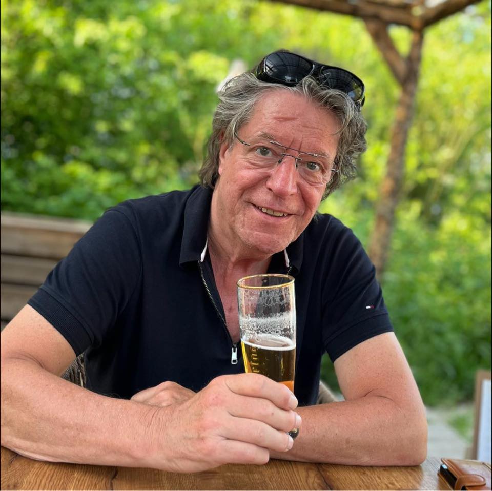 Dinand Leferink, beter bekend als Kappie, is zondag 23 juni te gast in het radioprogramma ‘Dubbelportret’ op Hofstreek radio. Hij vertelt onder meer over zijn tijd bij het Goorse dansorkest TSM en Apollo’s ‘Oale Big Band’. 
goorsvictorie.nl 
#dinandleferink #kappie #zanger